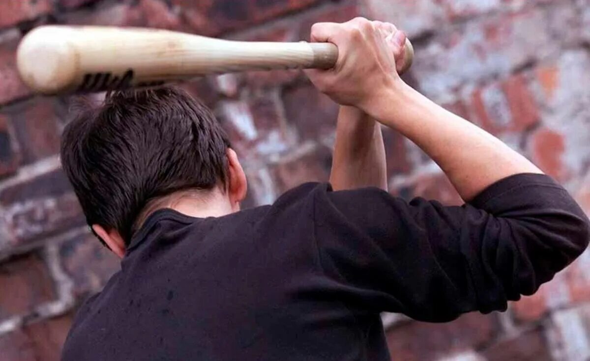 Избил головой об стену. Ударчтсч головой об стену. Схватил за волосы. Человек уперся в стену. Грудничок ударился головой об стену.