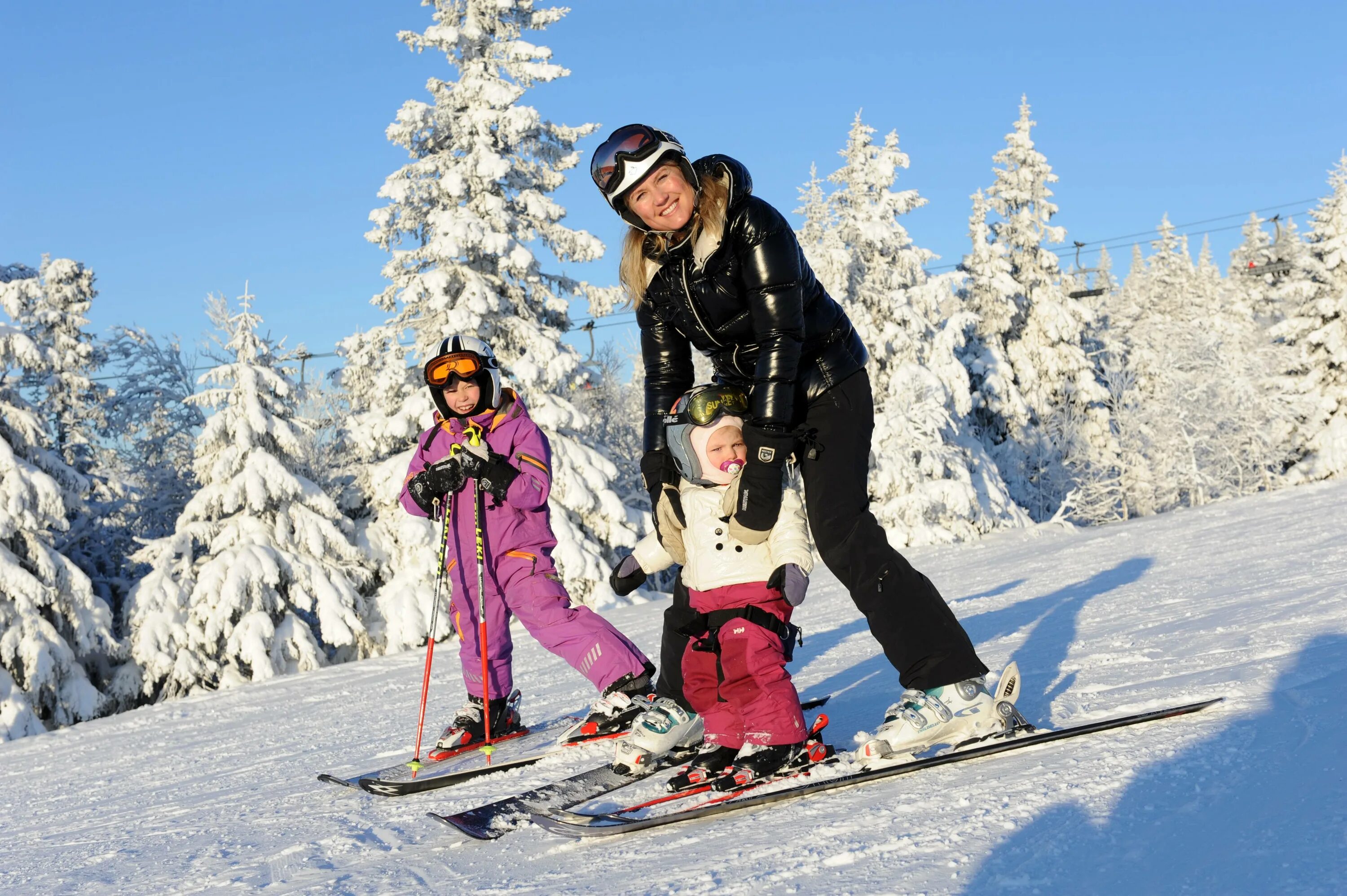 Кататься на лыжах. Развлечения зимой. Катание на горных лыжах. Дети на горных лыжах. Сочи детям зимой