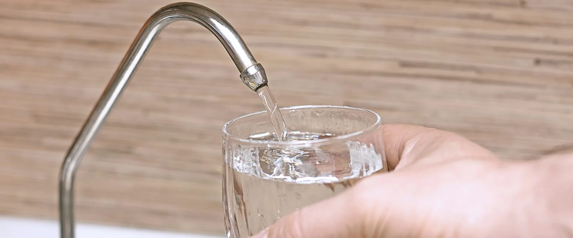 Водопроводная вода. Вода из крана. Кран для питьевой воды. Кран с водой. Кран для питьевой воды.