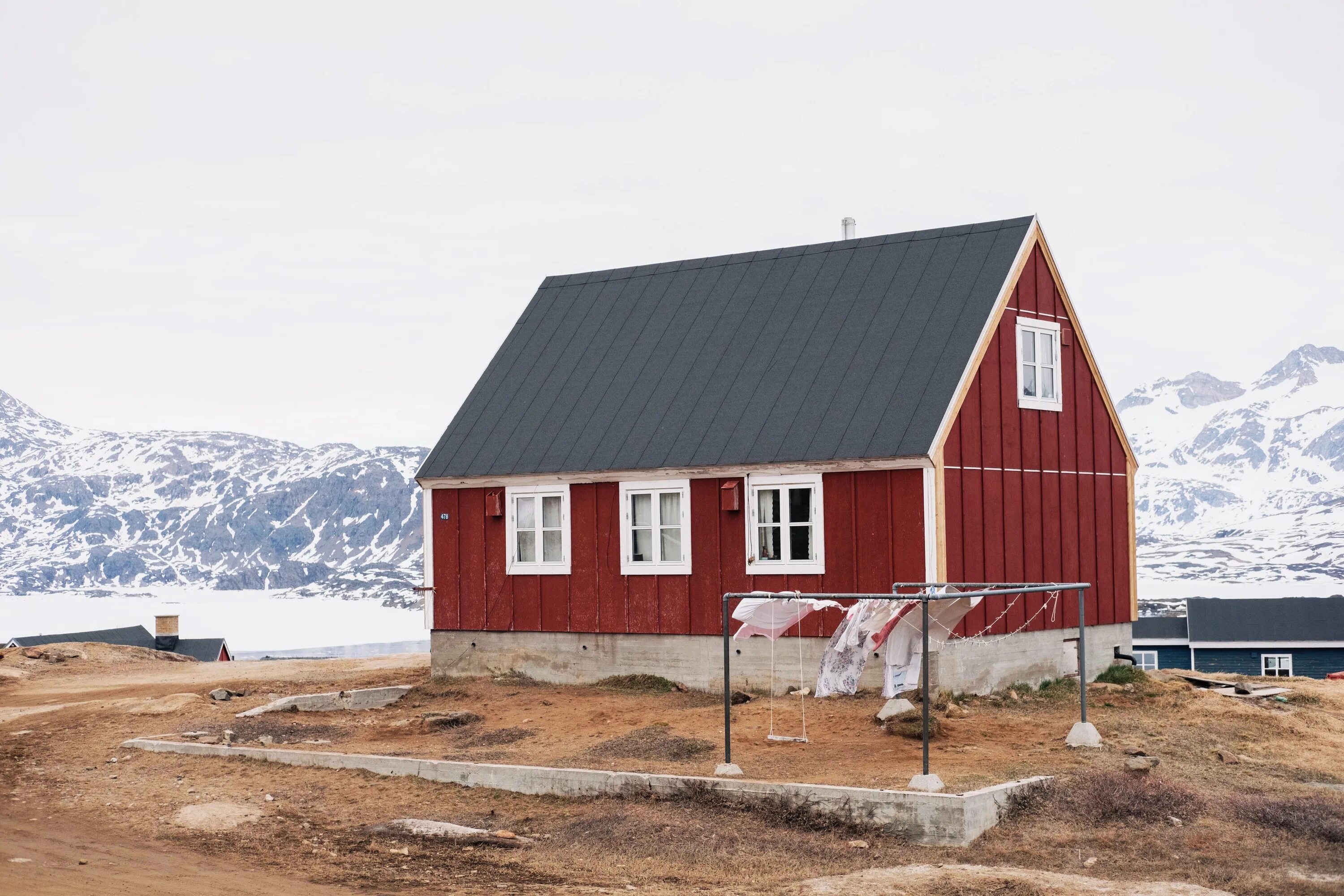 Живу в холодном доме. Гренландия домики. Дом у сквера. Красный дом. Домик на севере.