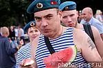 Десантник ест. Вдв арбуз. десантники и арбузы. вдв арбуз о голову. десантники съесть арбуз.