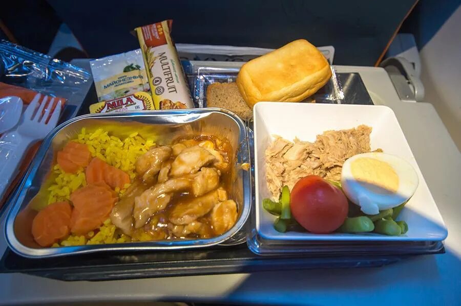 Победа можно ли еду. Еда в самолете. Еда в самолете упаковка. Sunday Airlines питание. Салат самолет.