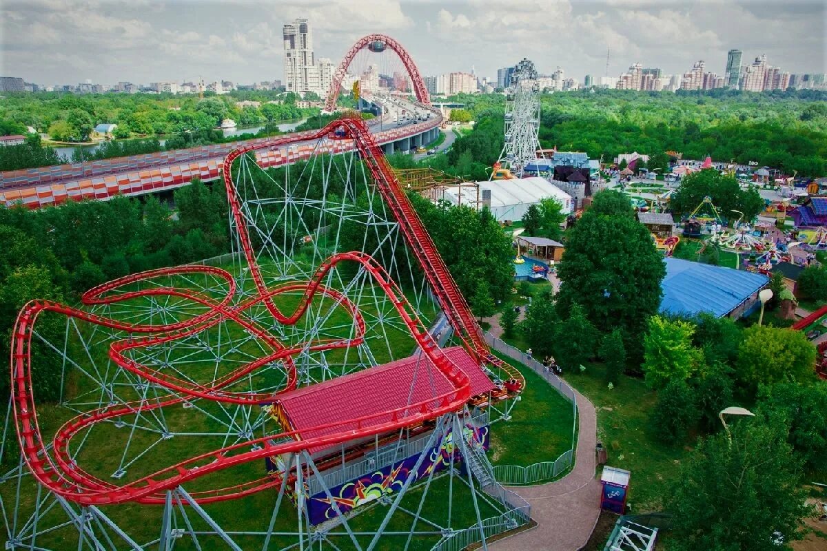 Погулять с детьми в подмосковье. Крылатское парк аттракционов. Парк аттракционов в Москве Крылатское. Крылатские холмы аттракционы. Парк сказка Крылатское.