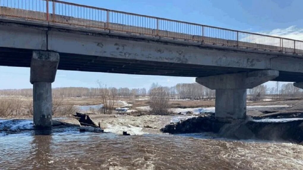 Уровень воды воды район новосибирска. Верх-Ирмень Новосибирская область мост через реку. Мост Ордынский Новосибирская область. Дамбы в Новосибирской области. Река Ирмень Новосибирская область.