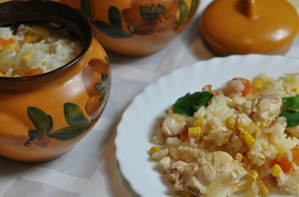 Рис в горшочках в духовке с курицей. Рис с овощами в горшочке. Плов в горшочках. Рис в горшочке в духовке рецепт. Рис в горшочках.