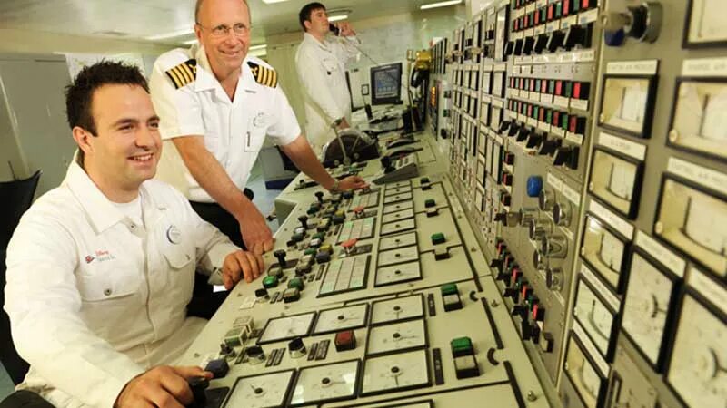 Технологии электротехники. Engineering department. Engineering department. Проектное бюро. Люди на новом заводе.