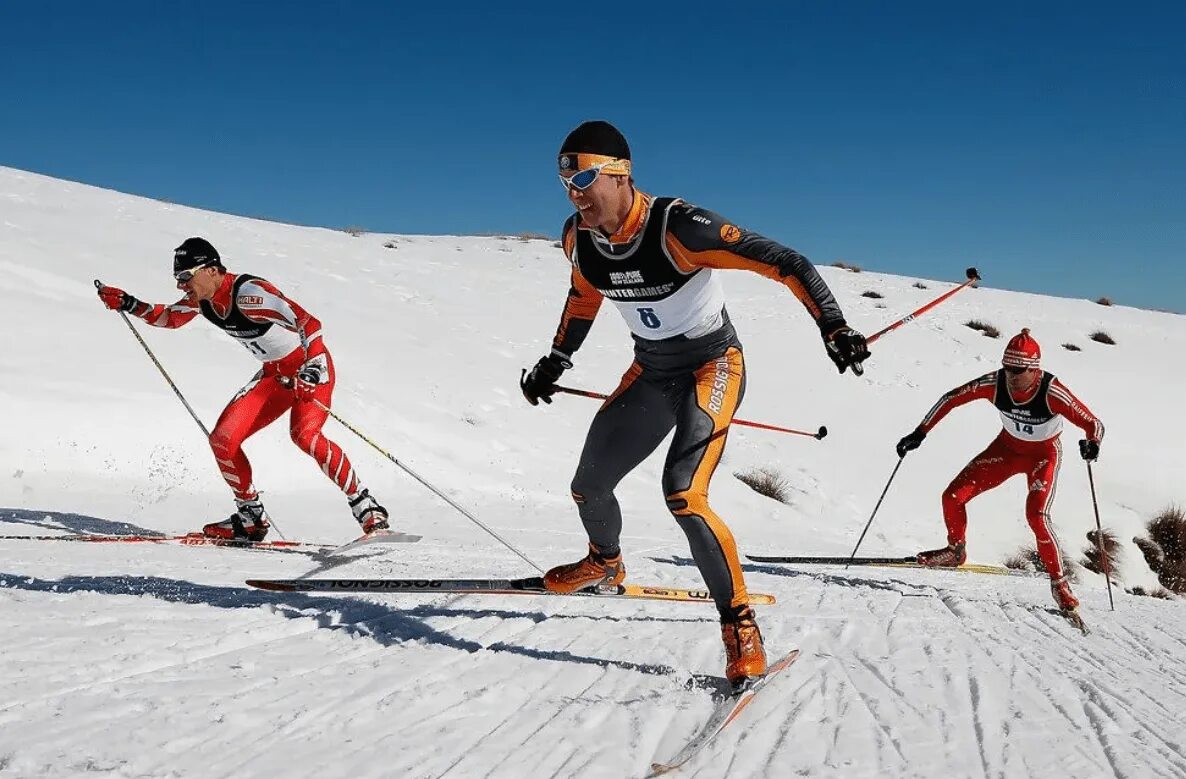 Современный лыжный спорт лыжного спорта. Лыжный спорт коньковый ход лыжи. Лыжный спорт коньковый ход российские лыжники. Лыжный спорт классический ход. Коньковый стиль на лыжах.