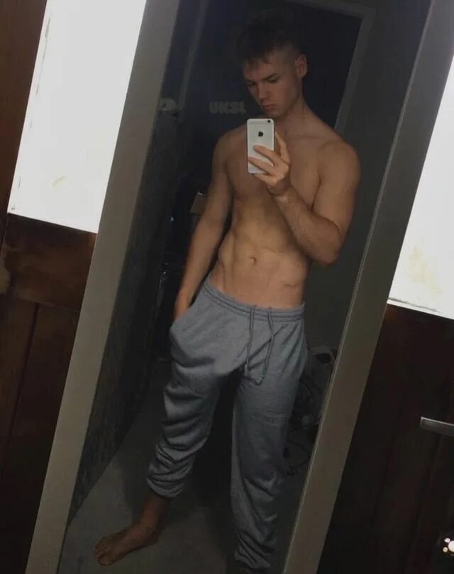 Фото парня 18 домашние