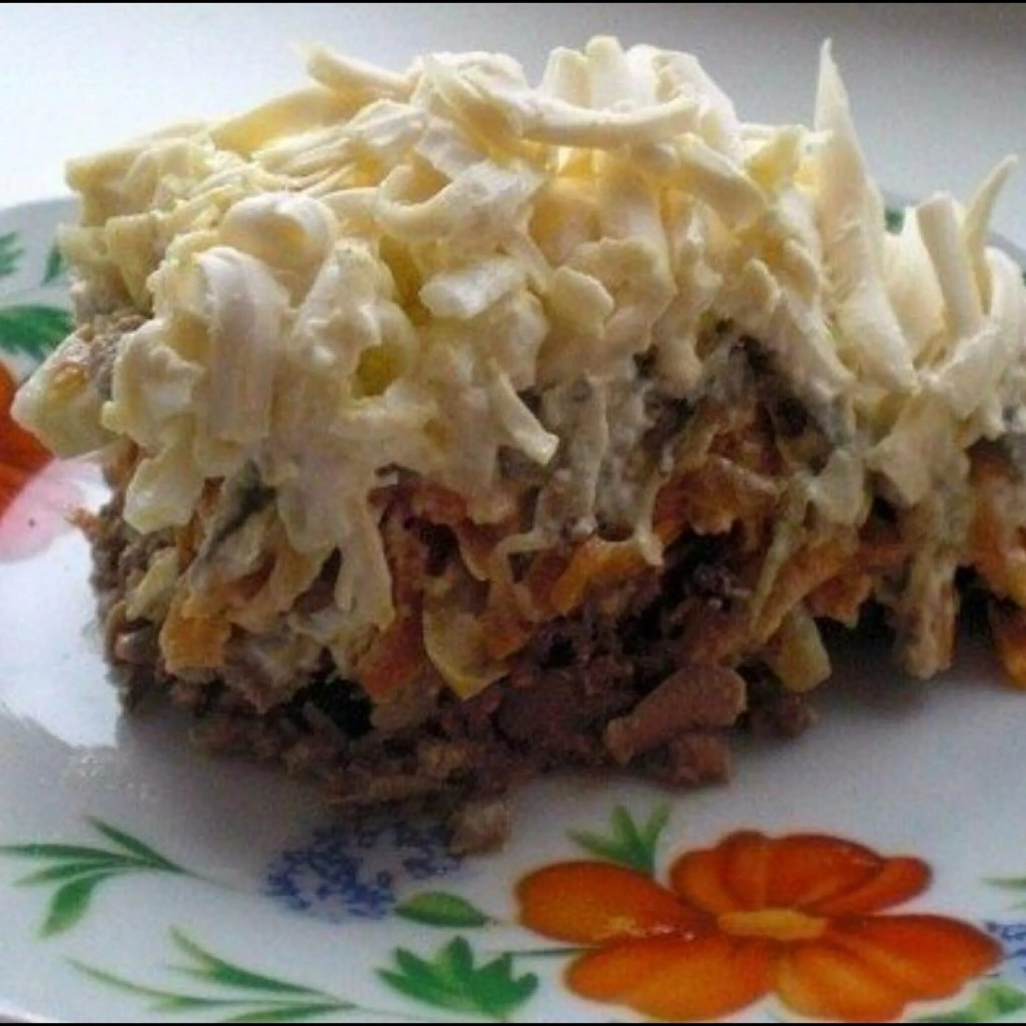 Салат печень с сыром. Печёночный салат с солёными огурцами. Салат печеночного салата. Салат с печенью куриной яйцом и сыром. Слоеный салат из печени.