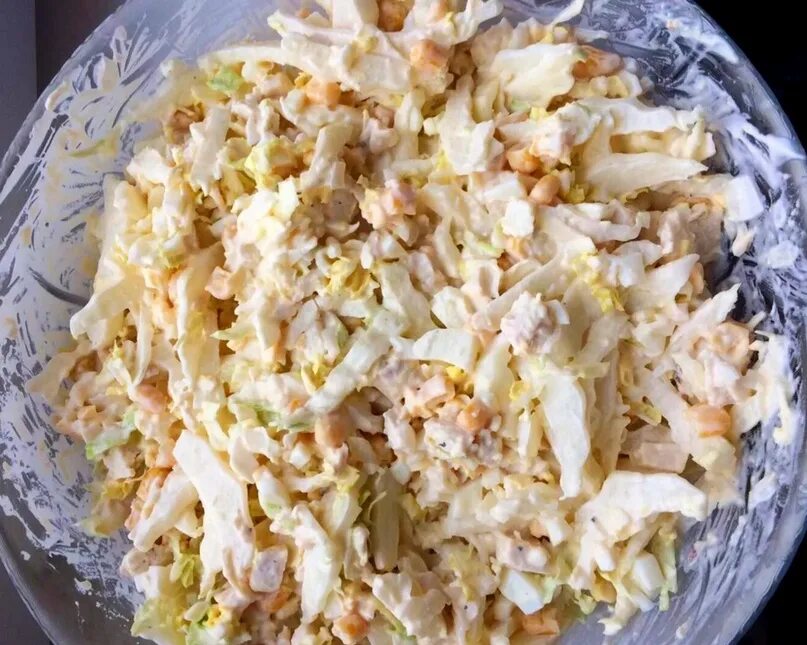 Пекинская капуста с огурцом. Салат рыбный с пекинской капустой. Салат с пекинской капустой с рыбой. Салат с пекинской капустой с рыбой. Салат с пекинской капустой с рыбой.