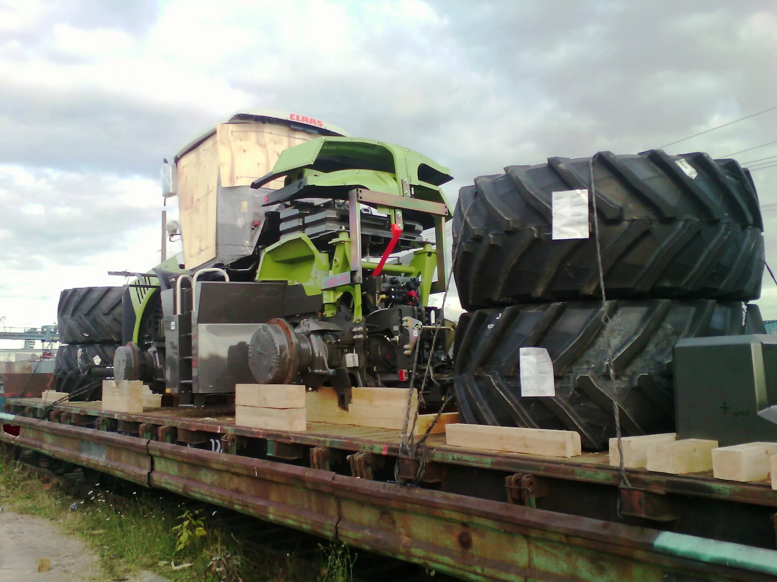 Комбайн Джон Дир на трале. Комбайн т500 погрузка краном на трал. John Deere 9420r транспортировка на трале. Крепление техники на платформе.