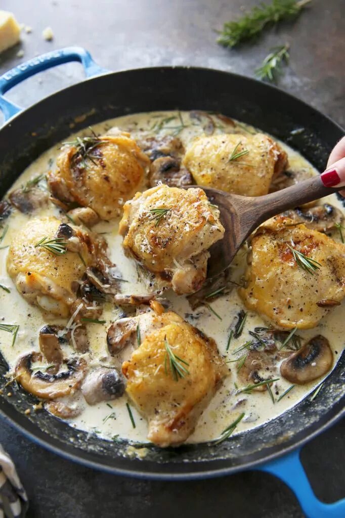 Куриные бедра на луке на сковороде. Филе бедра курицы с грибами. курица с грибами в духовке. куриные бедра с грибами в духовке. куриные бедра с шампиньонами в духовке.