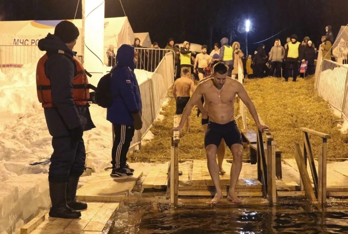 Крещенские купания 2024 рязань. Крещение прорубь. Крещенские купания. Крещенские купания 2024 рязань. Крещение рязань.