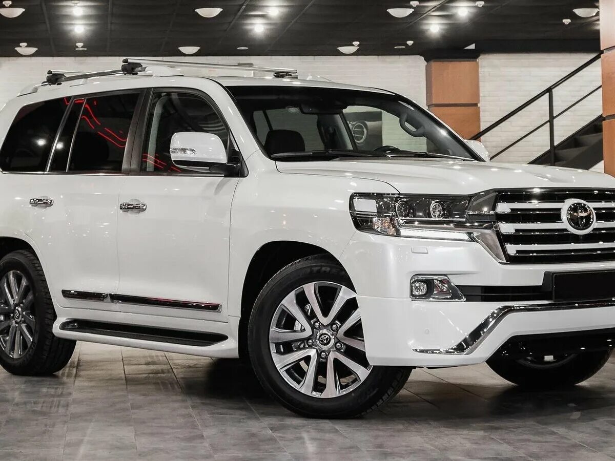 Стоит ленд. Toyota land cruiser 200. тойота ленд крузер 200 новый. тойота ленд крузер 200 2018 белый. тойота ленд крузер 200 2025 белый.