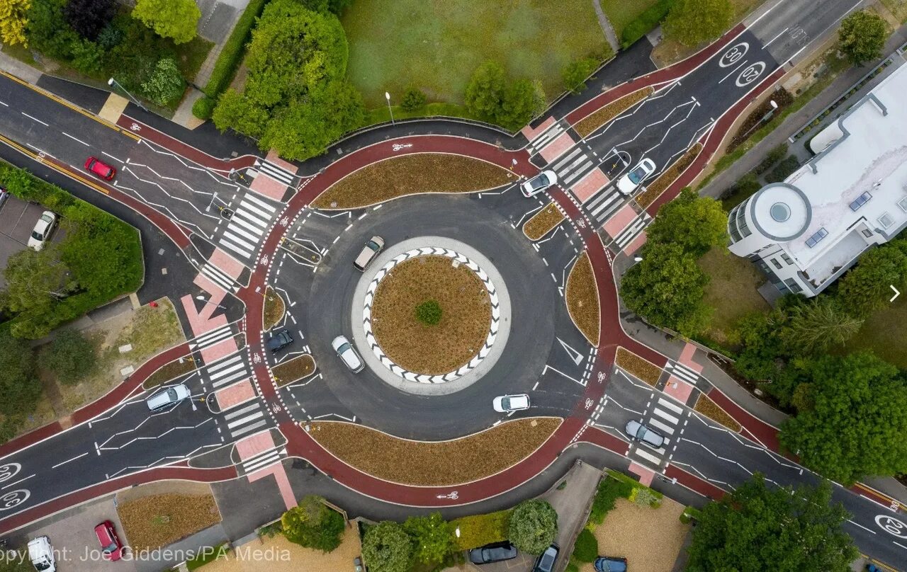 Кольцевые съезды. Roundabout кольцевой перекрёсток. Круговое движение в Великобритании. Перекресток сткруговым движением. Кольцевая развязка.