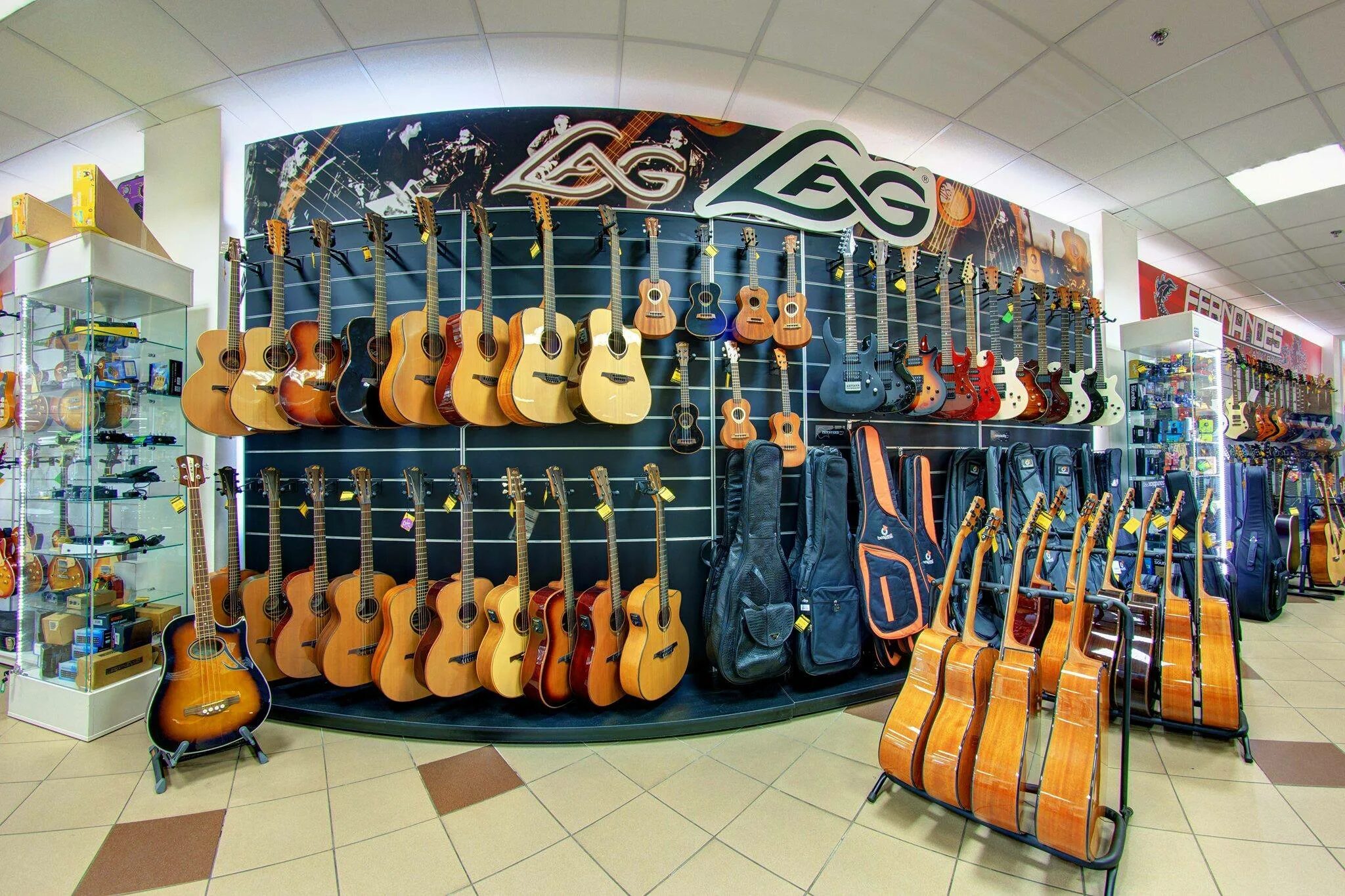 список музыкальных магазинов. список музыкальных магазинов. музыкальные инструменты музыкальный магазин. магазин музыкальных инструментов. интерьер музыкального магазина.