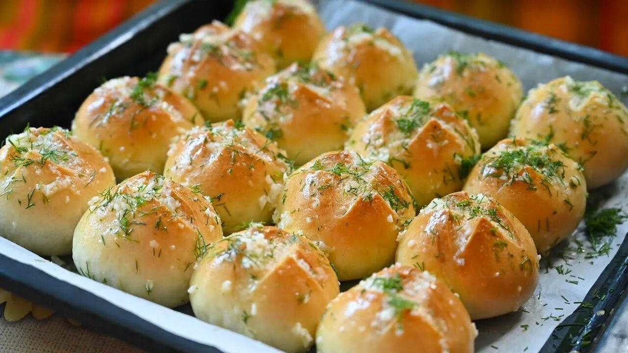 Вкуснейшие пампушки с чесноком. Украинские пампушки с чесноком. Крымхлеб пампушки чесночные. Пампушки с чесноком и зеленью. Пампушки с чесноком.