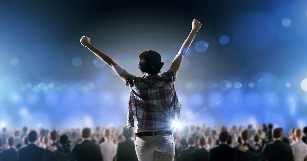 Человек выступает на сцене. Петр осипов тренинг. Человек перед публикой. Оратор. Кросби филипп ораторское искусство.