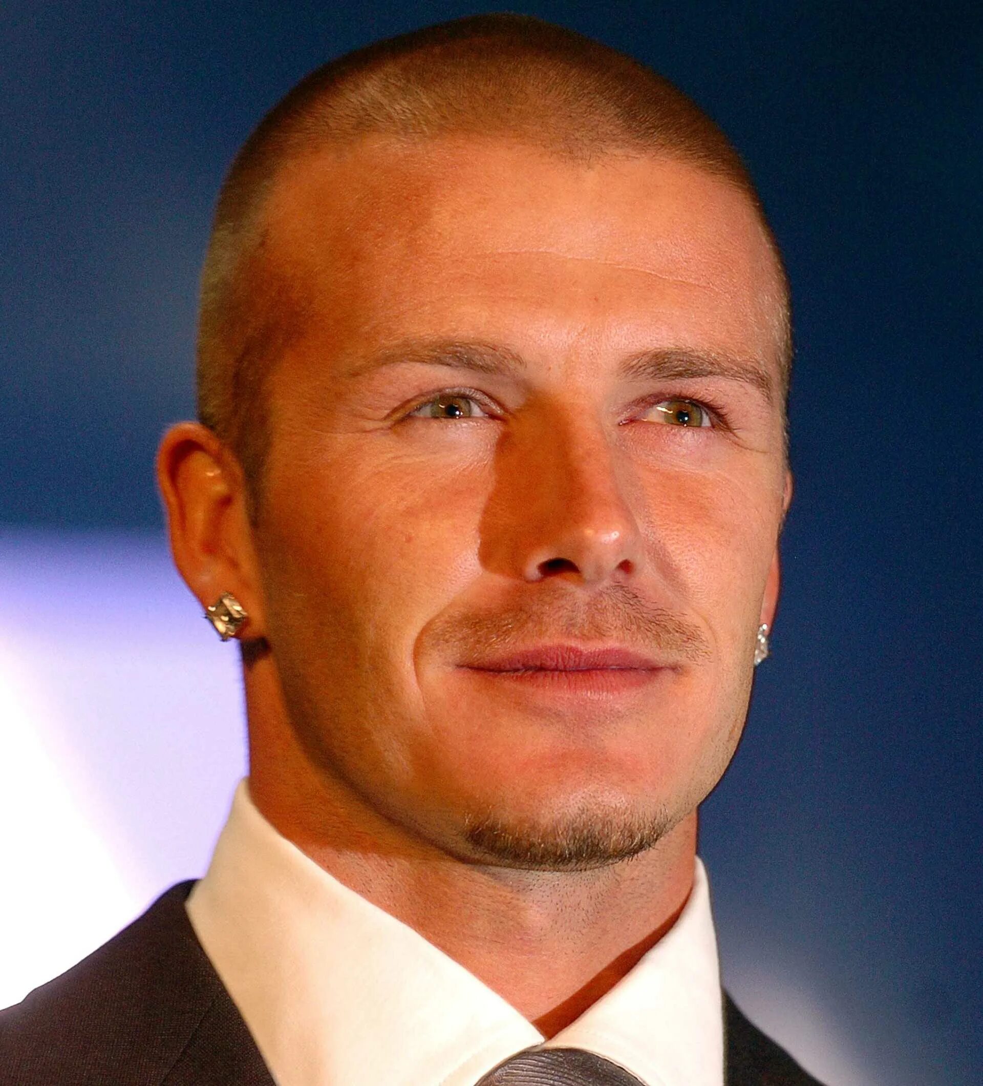 Волос лысый мужчина. Дэвид Бекхэм 2023. David Beckham Buzzcut. Дэвид Бекхэм серьги.