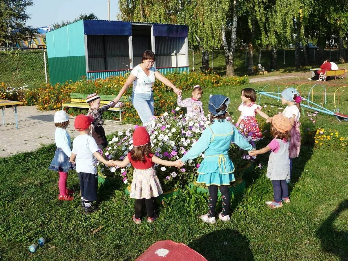 День экологических игр. Экологическое воспитание в детском саду. Экологическое мероприятие в садике. Прогулка в детском саду. Экология в саду.