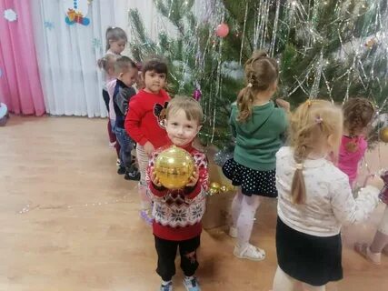 Вешаем игрушки шарики хлопушки