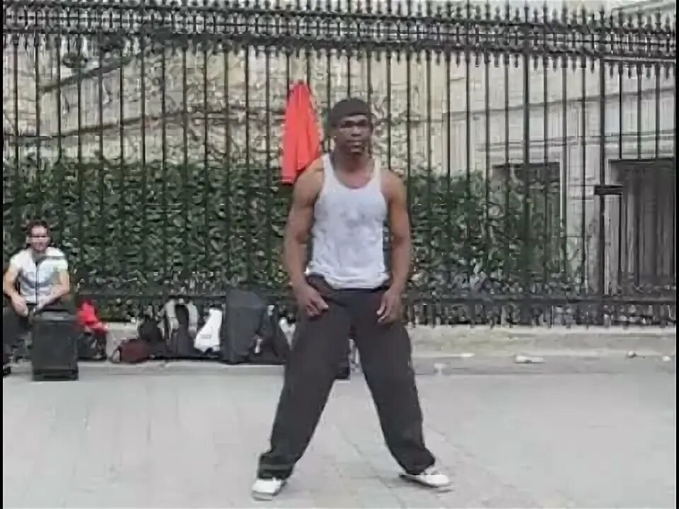 Мужиков надо любить прикольный клип. Клипы с танцующими неграми. Чернокожий уличный танцор. Прикольные танцы негров. Толпа негров танцует на дороге.