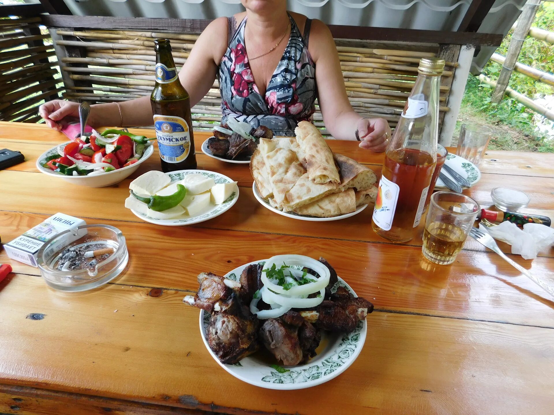 Шашлычный двор "Мясниково" (Абхазия). Ресторан Мясниково в Абхазии. Шашлычная Мясникова Сухум. Мясникова Шашлычная Абхазия. Мясников шашлык