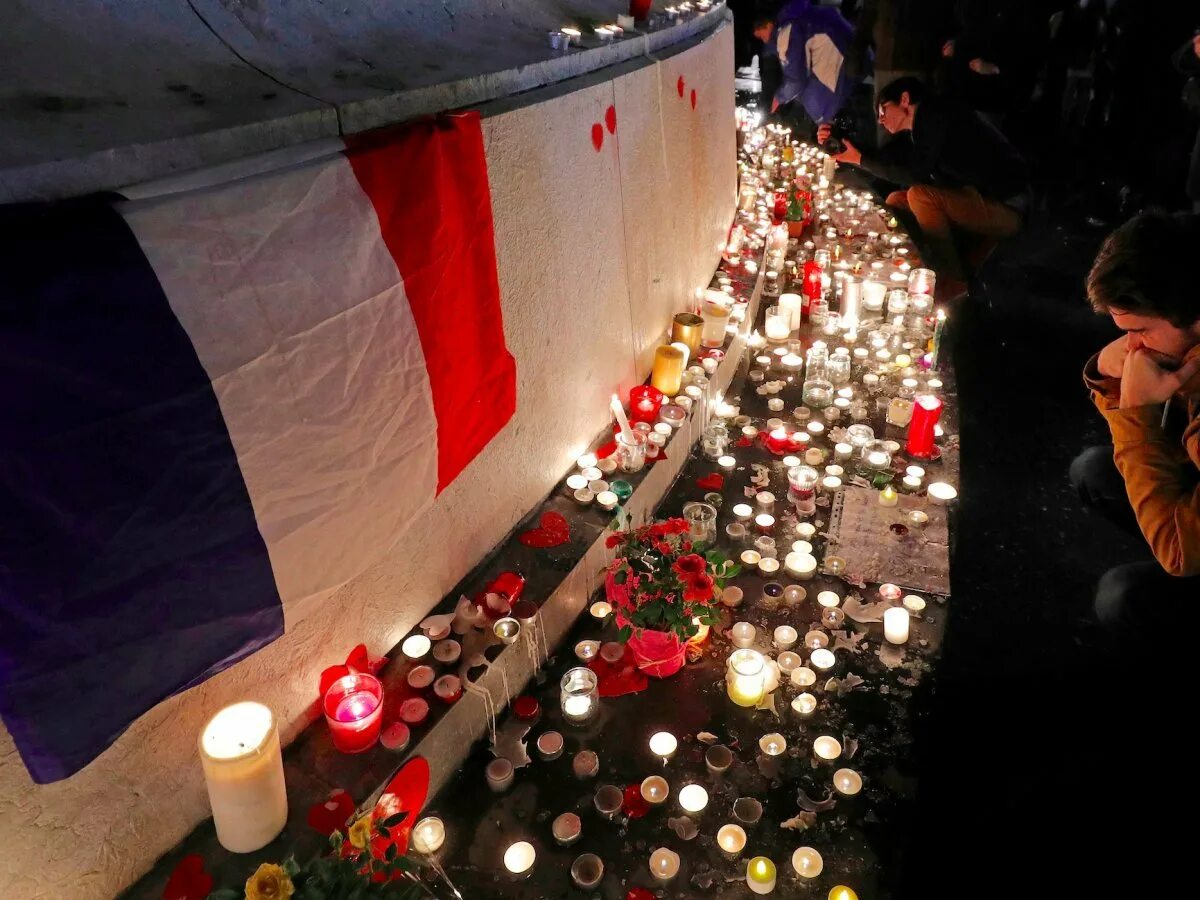 Париже 13 ноября. Теракты в Париже 13 ноября 2015 года. Теракты в Париже 13 ноября 2015 года фото. 15.11.2015 Франция.