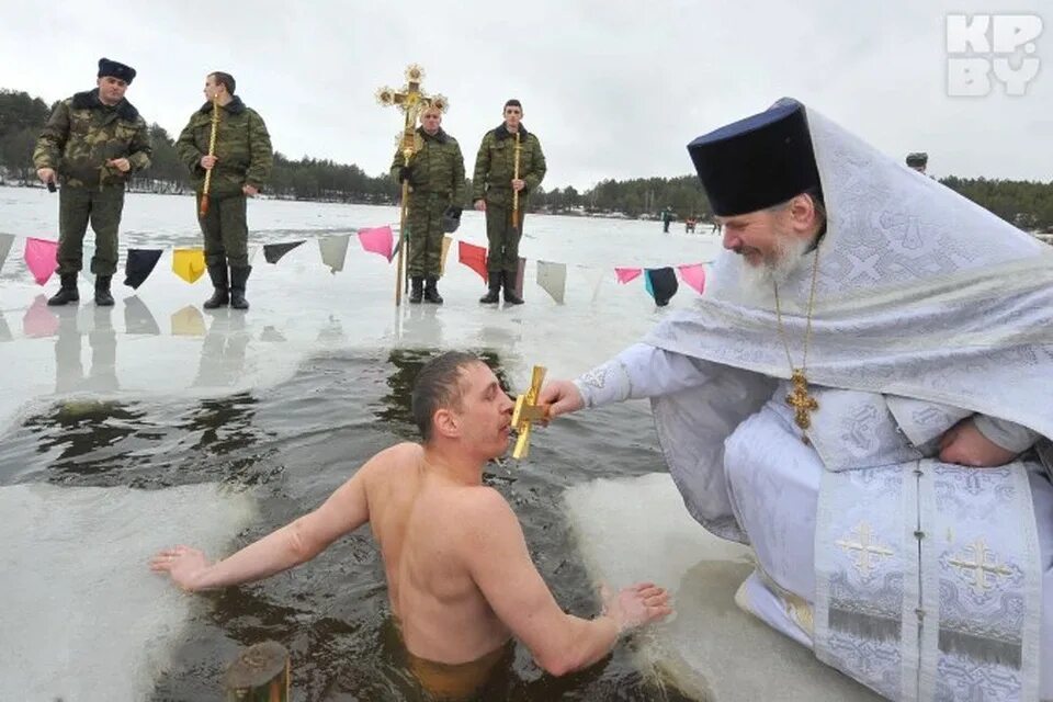 Себя после купания 8 букв. Крещение прорубь. Купание на крещение. Празднование крещения. Крещение Господне купание в проруби.