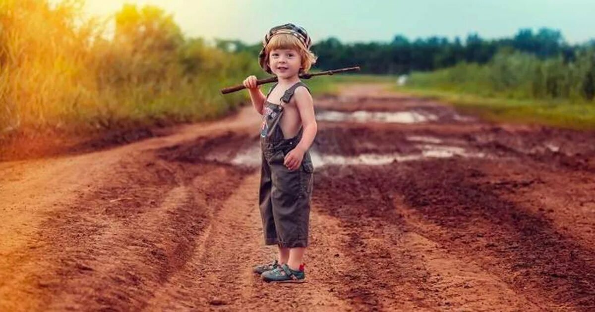 маленький мальчик в деревне. иду к бабушке иду. дорогой я толстая. к бабушке от бабушки. приехал от бабушки.