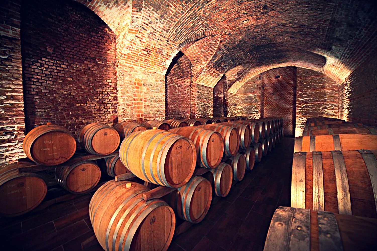 Старинный винный погребок. Старый винный погреб. Старые винные погреба. Винодельческий погреб «chateau vartely». Винный погреб зимнего дворца.