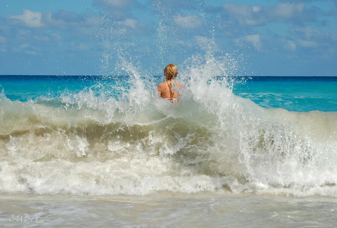 Фотосессия на море. Девушка в волнах моря. Девушка на волне. Мальдивы волны. Тетка море
