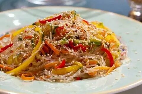 Горячее блюдо с фунчозой и овощами