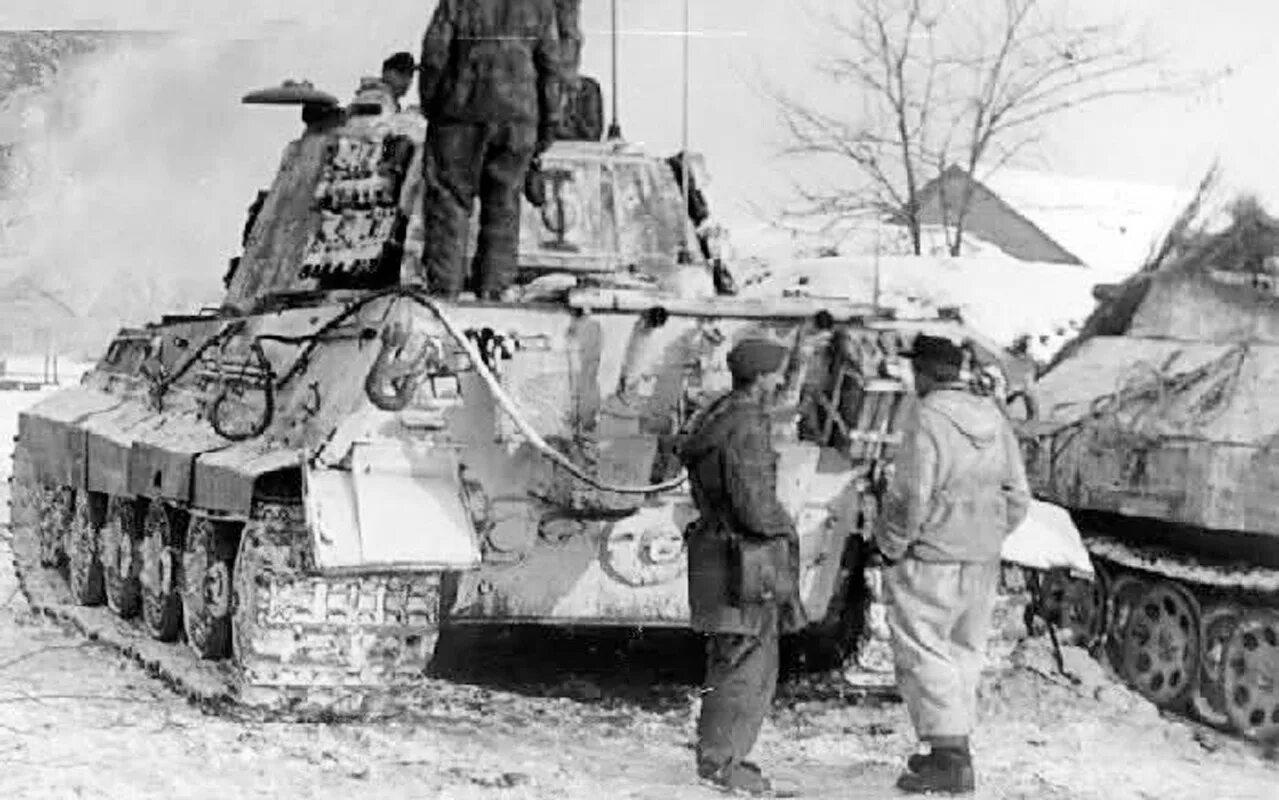 Немецкие операции второй мировой. Королевский тигр Арденны. Тигер 1945. Танк тигр 1945. Королевский тигр 1944.