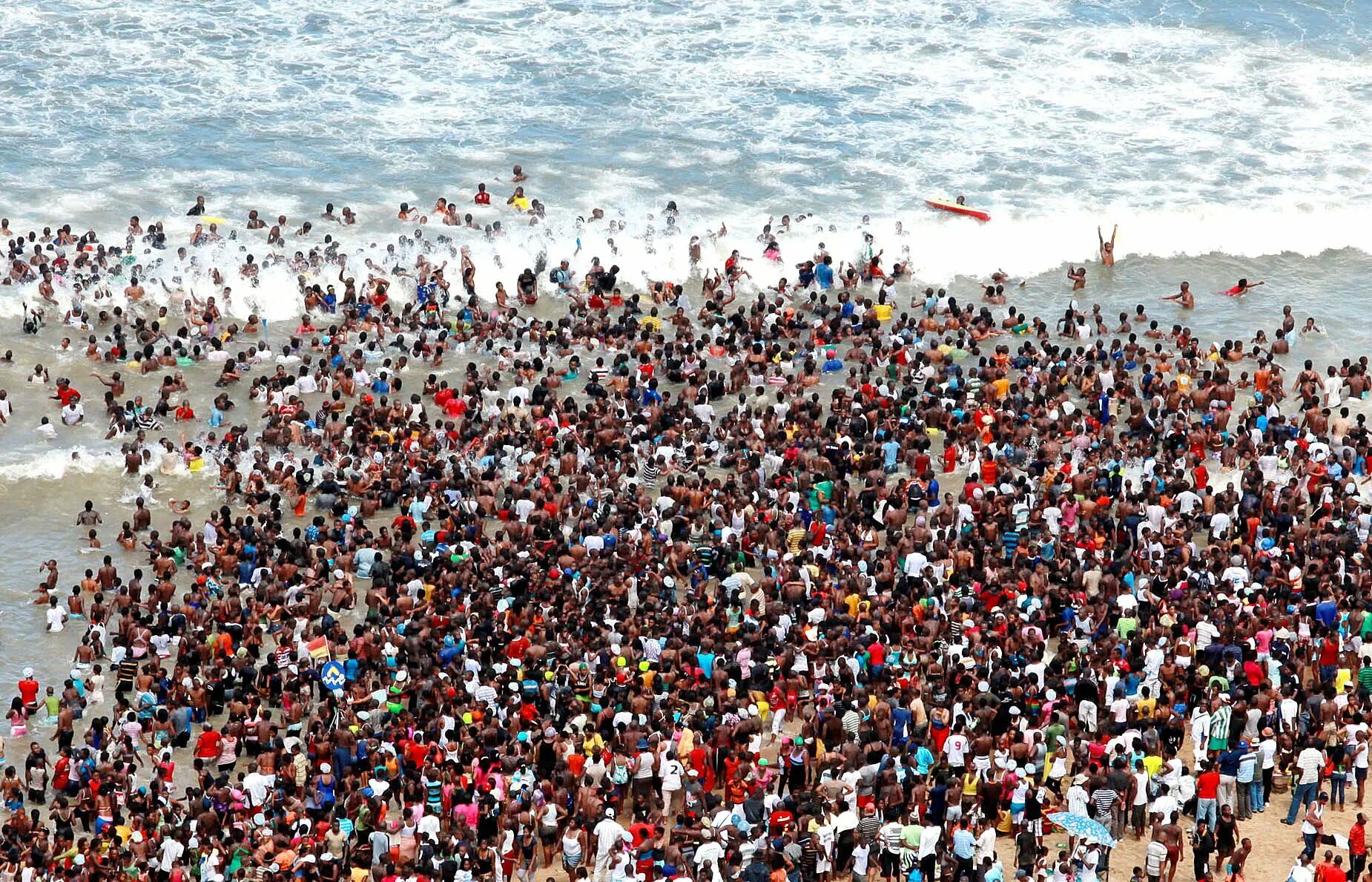 Million of people use. Толпа африканцев. Американский пляж много людей. Картинки много людей на пляже. Пляж много земли.
