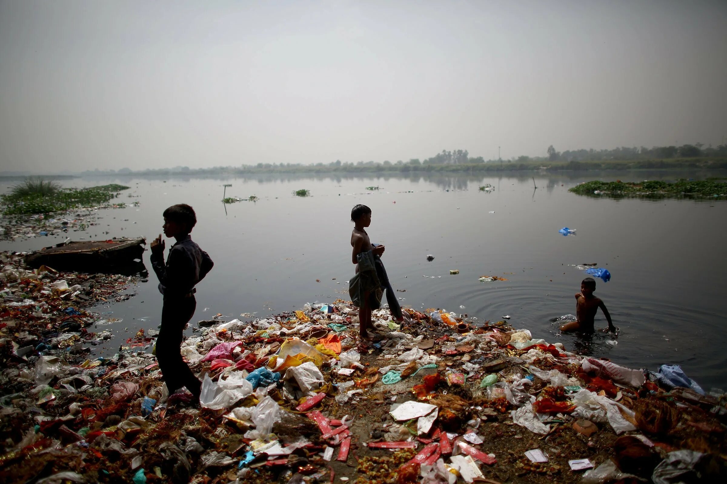 Основные экологические проблемы индии. Река ганг в Индии загрязнения. Река ганг самая грязная. Река Ямуна загрязнение.