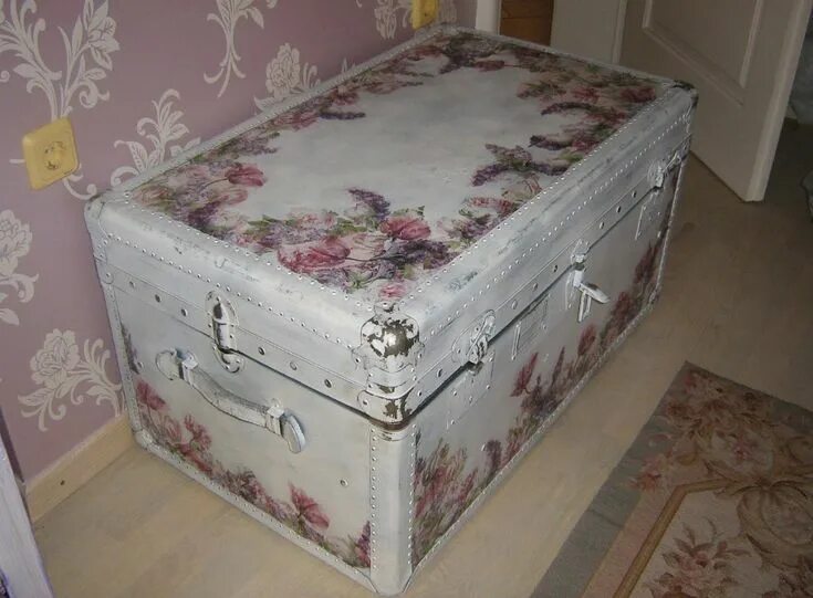 Что можно сделать из старого сундука Old trunk turned into a sofa Sofa makeover, Diy furniture, Old sofa