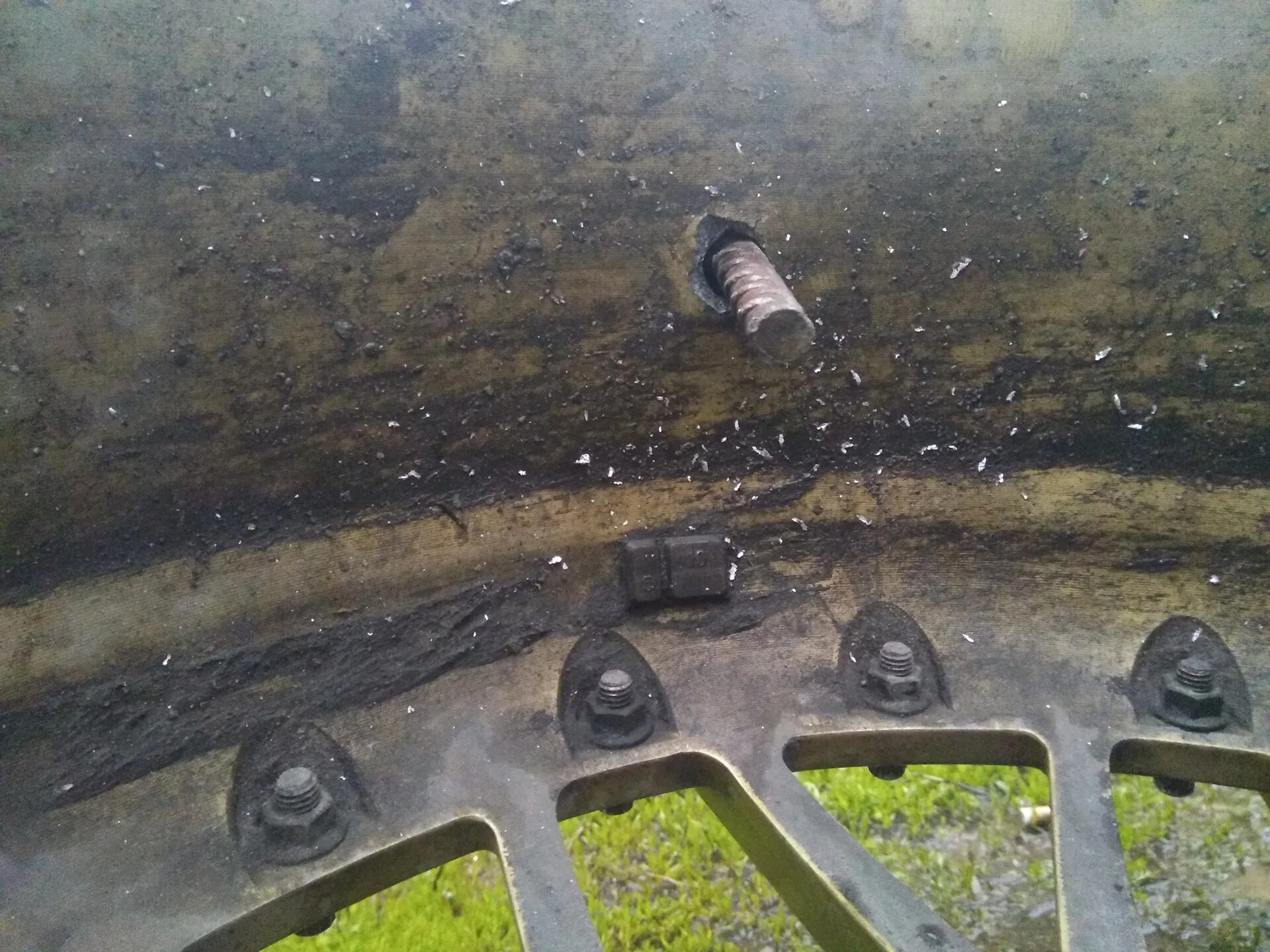 Пробитие шины. Номера машин с канала паша пэл. Номера с канала паша пэл. Рука пробивает стену. Срочно пробить.