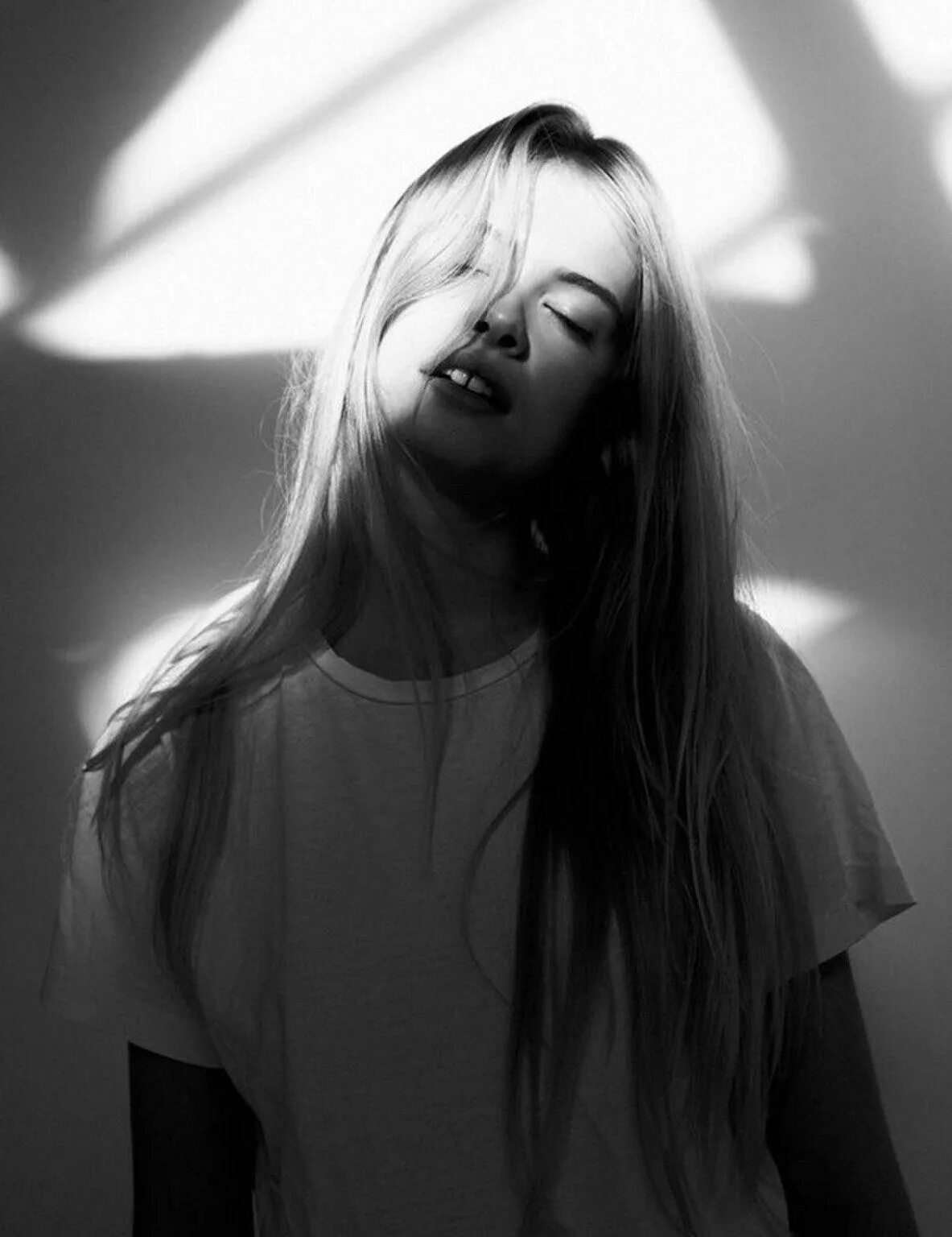 Эстетические арты девушек. Эстетичные аватарки девушек. Девушка нежность. Девушка арт эстетика. Девушка с короткими темными волосами.