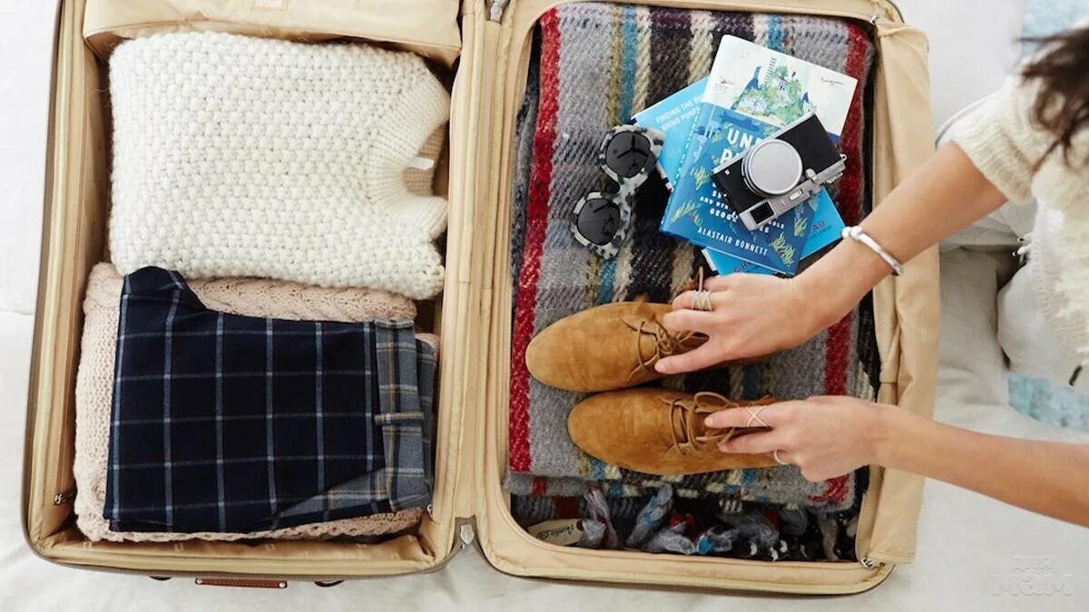 Вещи предметы с помощью которых люди. Собранные чемоданы с вещами. Вещи в путешествие. Собранные вещи в путешествие. Собранные сумки с вещами.