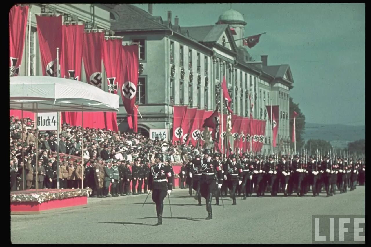 Немецкие марши третьего. Адольф гитлер на параде. третий рейх в цвете адольф гитлер. парады третьего рейха в цвете гитлер. третий рейх 1939 в цвете.