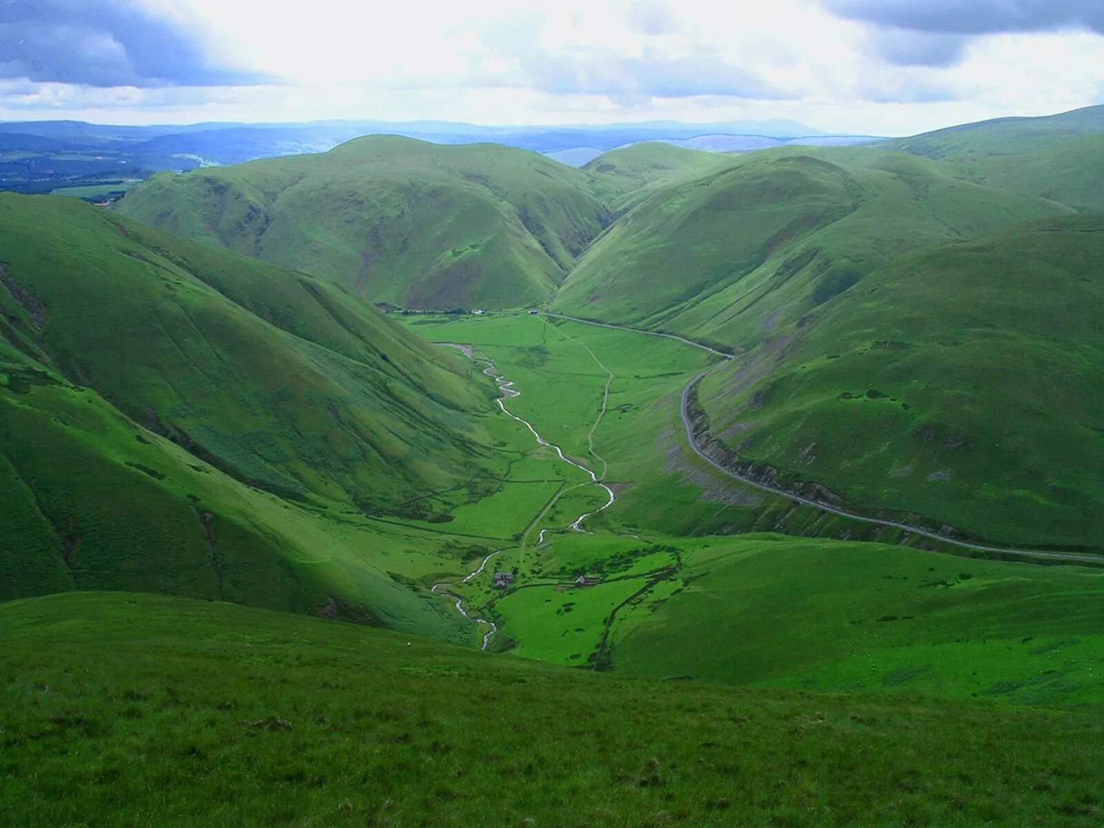 Большие холмы. Green Hills зеленые холмы Ирландии. Зеленые холмы Шотландии. Равнины Шотландии. Холмы река Шотландия.