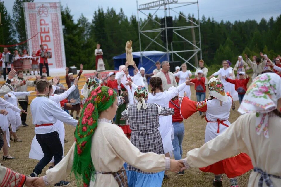 Национальный праздник Удмуртии гербер. Гербер праздник удмуртов. Традиции удмуртов гербер. Удмурты национальные праздники гербе́р.