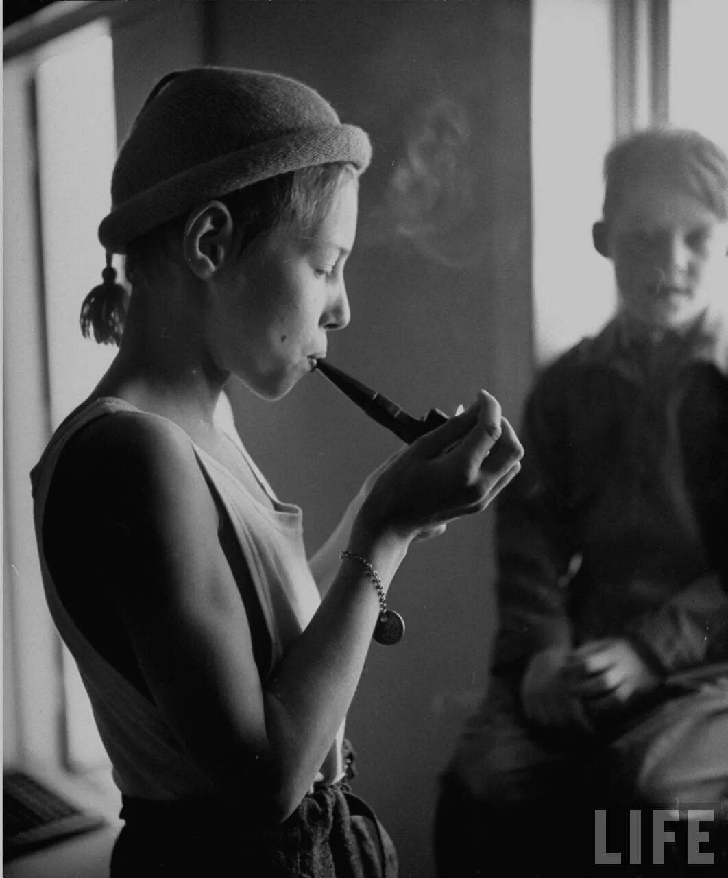 Smoking beach. Caught smoking. дочь мадонны лурдес с сигаретой. Smoking crying girl. Caught smoking.