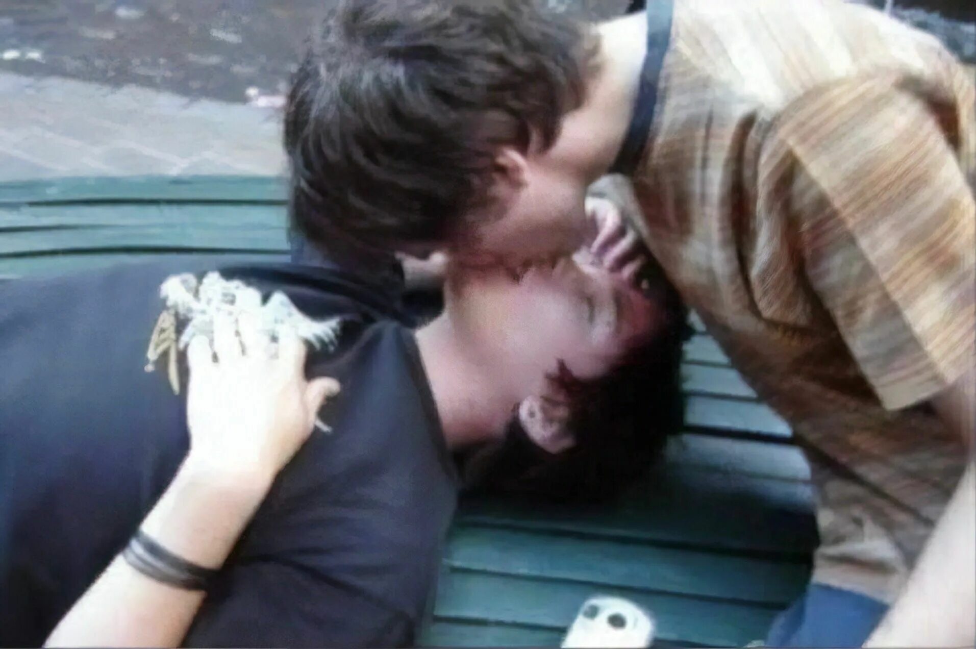 Мальчики имеют друг друга. Поцелуй парней. Поцелуй мальчиков. Мальчик целует мальчика.
