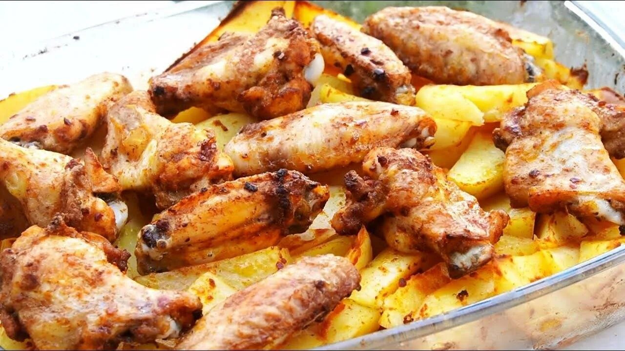 Крылышки с картошкой в духовке. Как вкусно приготовить крылышки с картошкой. Запеченные крылышки с картошкой. Как вкусно приготовить крылышки с картошкой. Картофель с крылышками в духовке.