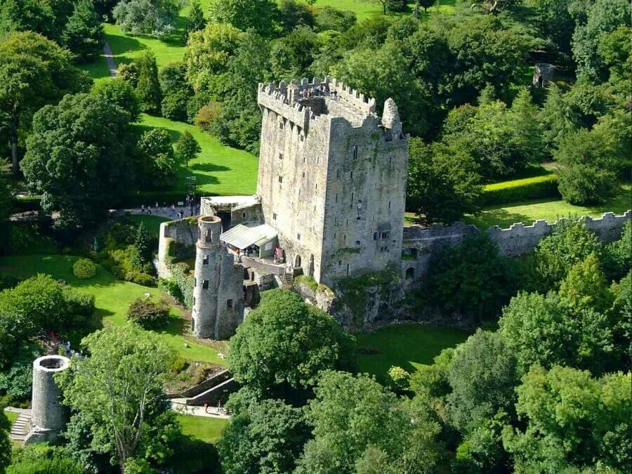 Окрестности замка. Замок Бларни Ирландия. Замка Бларни (blarney Castle). Камень Бларни в Ирландии. Камень красноречия Бларни Ирландия.