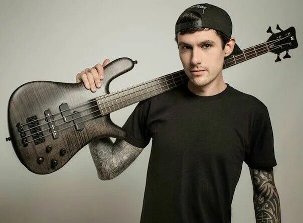 Bass player. Evan Brewer. Басист Билл Эванс. Милый басист. Бас гитарист Энималс.