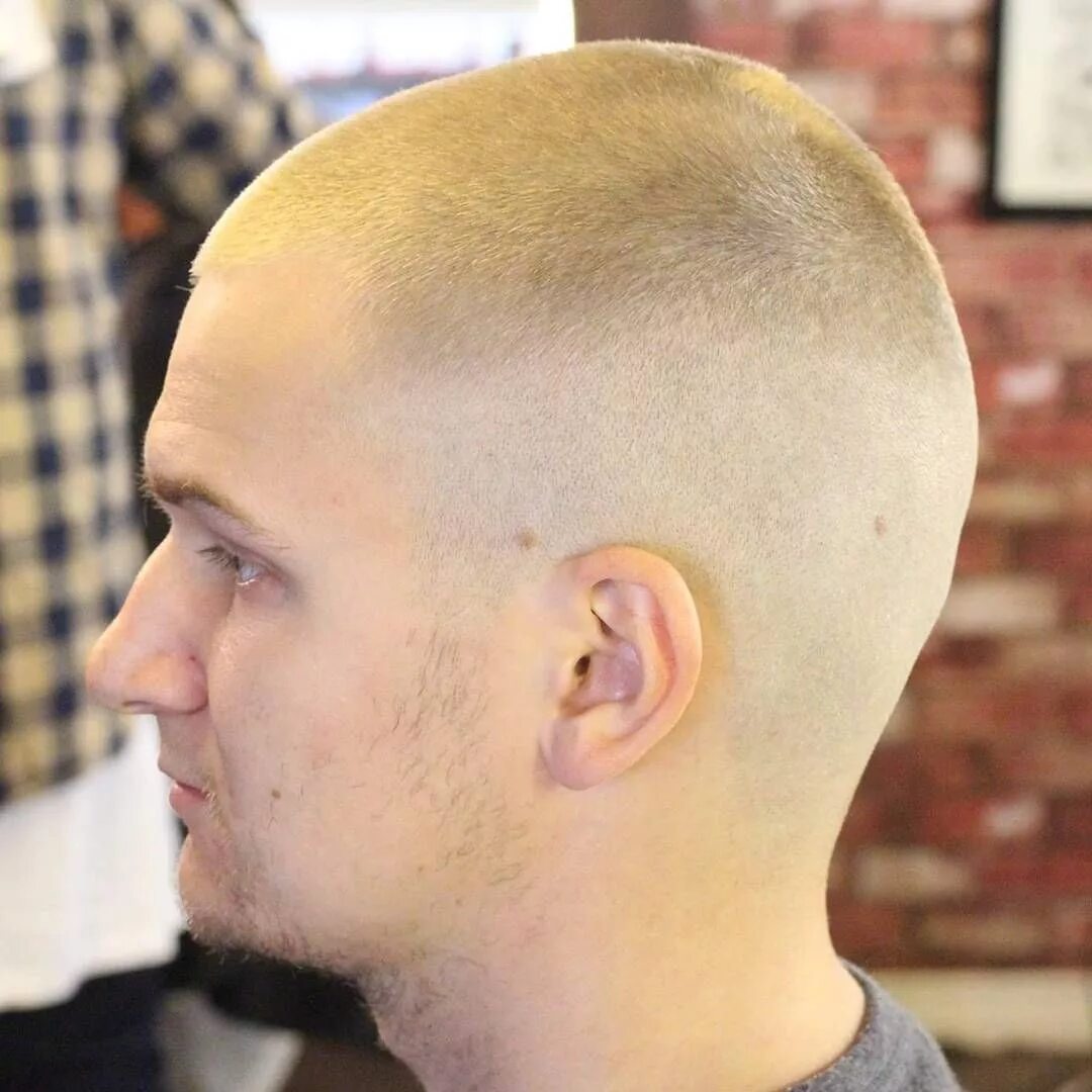 Волос лысый мужчина. Фейд налысо. Buzz Cut Mohawk стрижка. Полубокс фейд лысый. Налысо 0.3.