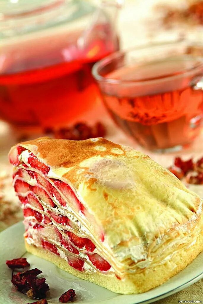 Блинный торт декор. Блины с джемом. Панкейк с клубникой и сливками. Блинный день с клубникой. Блинный торт шантимель.